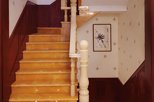 合肥中式别墅室内汉白玉石楼梯的定制安装装饰效果